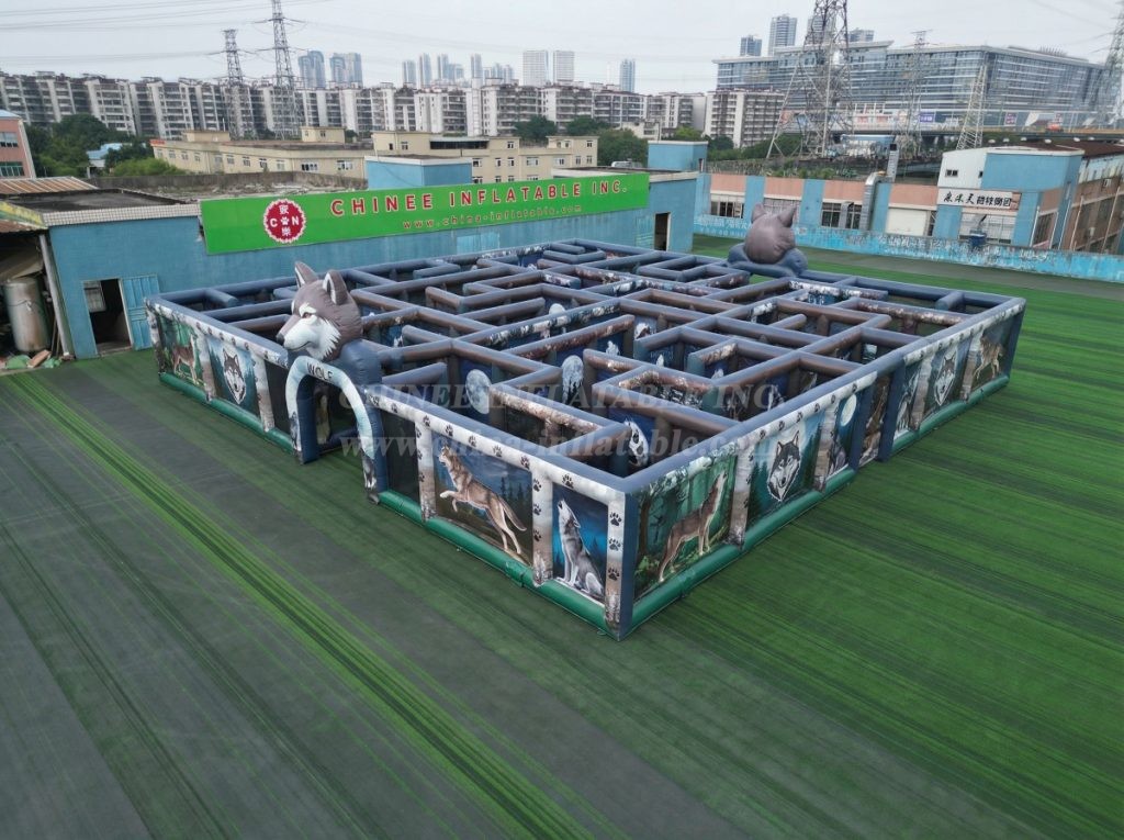 MAZE1-180 Wolf Theme Inflatable Maze