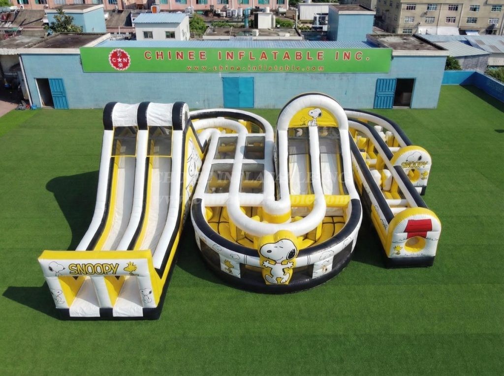 CR2-831 Snoopy Theme Giant Inflatable Obstacle Courses Challenging Run